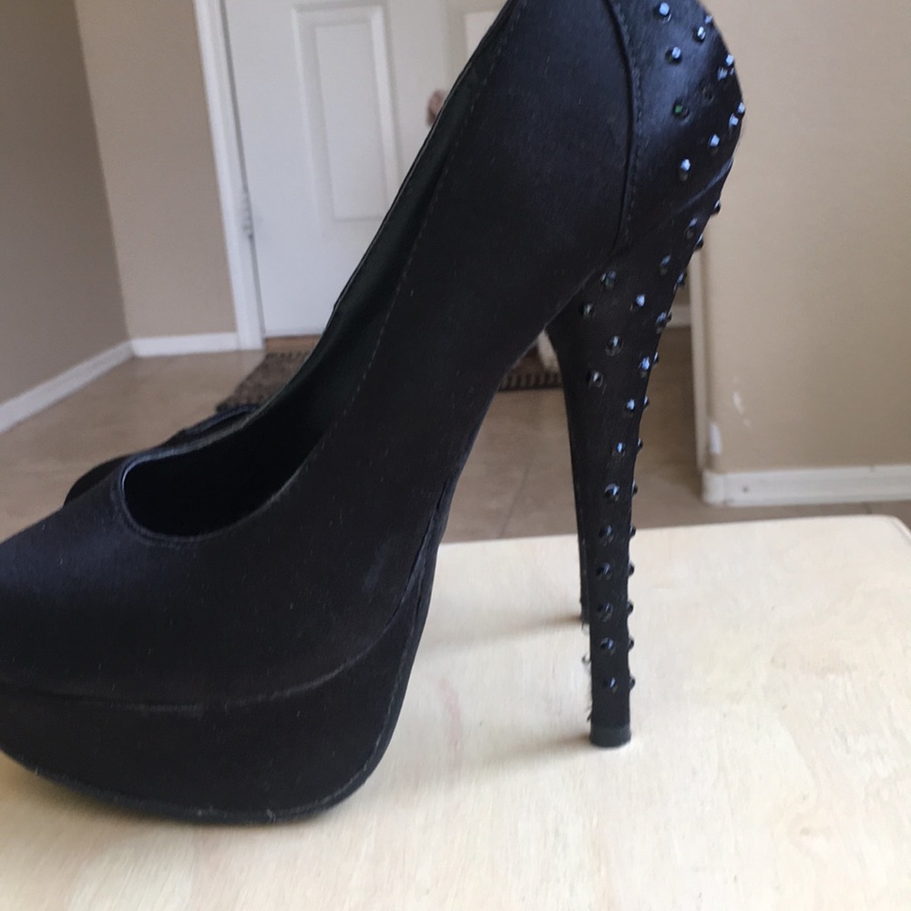 Heels - Picture 3 of 3